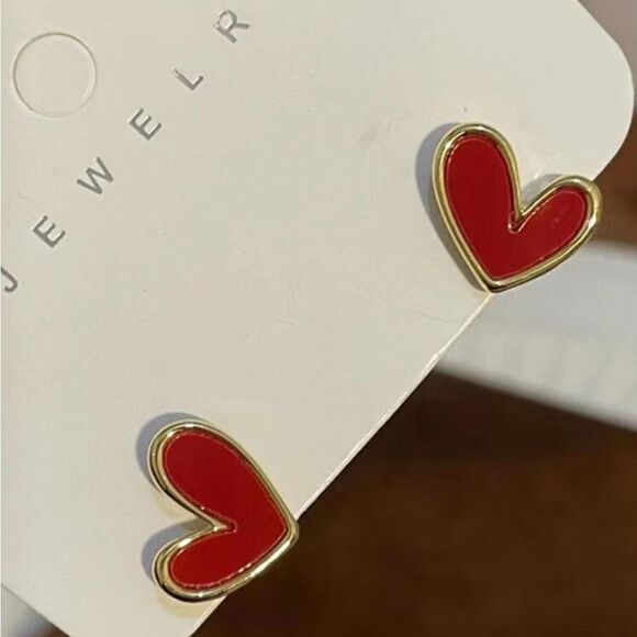 5/$25 HEART ❤️ STUDS - Picture 3 of 4